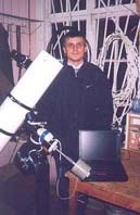 Увеличить - Автор статьи рядом со своим телескопом