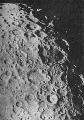 Рис. 47. Лунная поверхность в районе кратеров Клавиус и Тихо