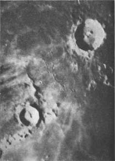 Рис. 48. Поверхность Луны в районе кратеров Коперник и Эратосфен